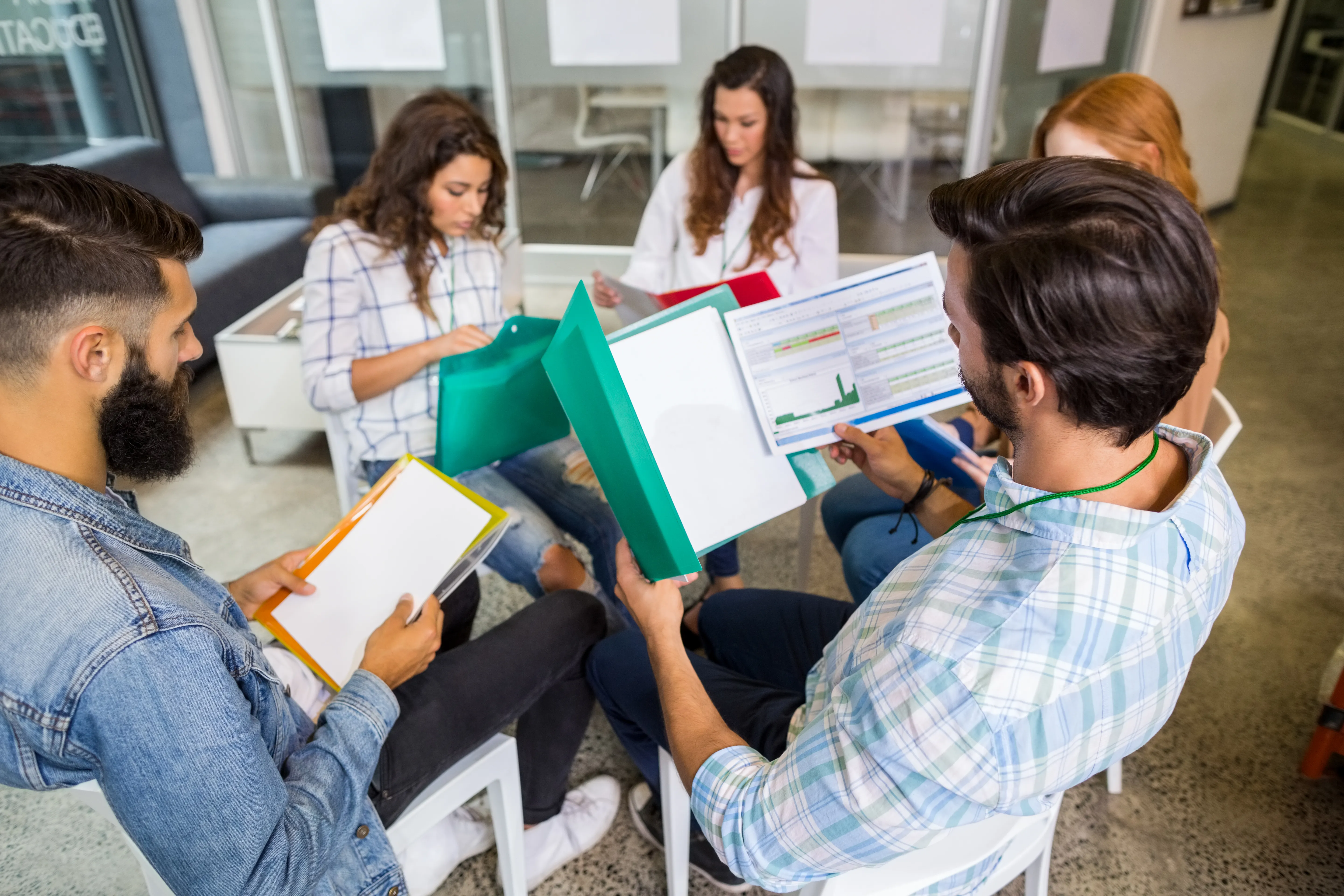 Docente en Colombia validando con checklist SNIES y MEN qué maestrías pueden servir para ascenso o reubicación salarial bajo el Decreto 1278