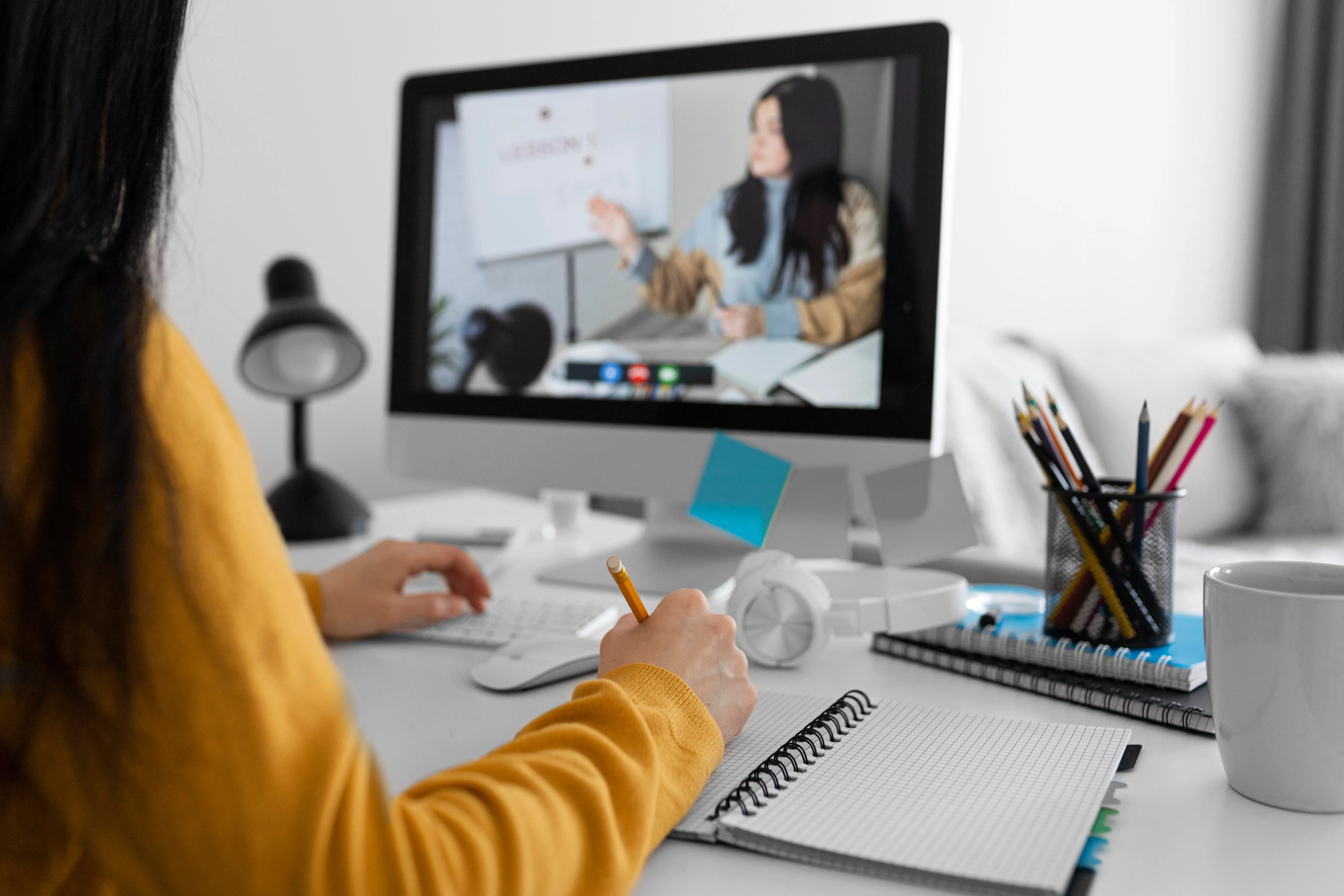 Profesional en Colombia analizando una guía de carrera por sector con calculadora ROI, checklist y opciones de Maestrías Virtuales y MBA Virtual 100% online