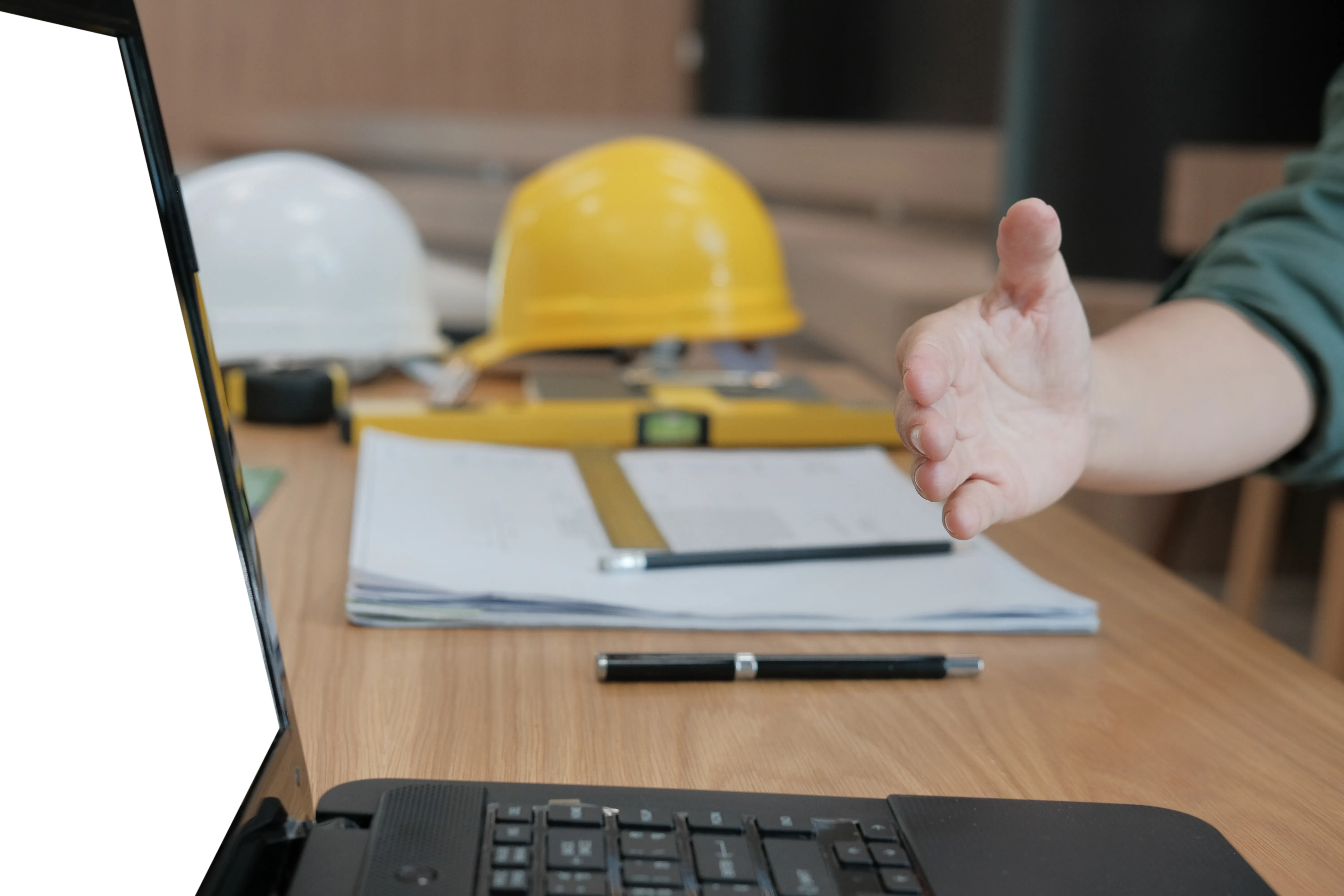 Profesional en Seguridad y Salud en el Trabajo comparando especialización vs maestría en SST para renovar la licencia en Colombia con plantilla PQRS, checklist y matriz de decisión