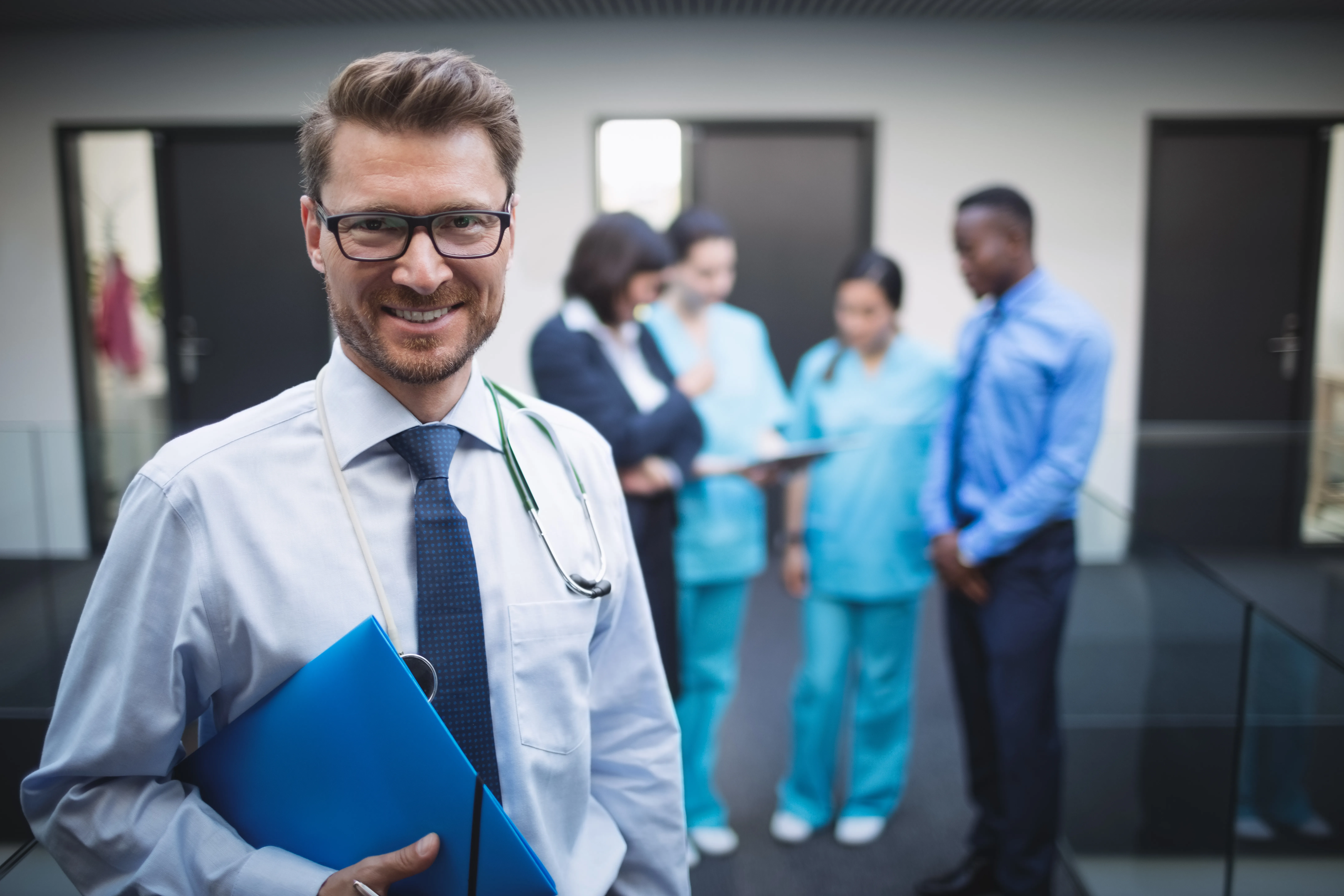 Profesional del sector salud evaluando requisitos y formación para aspirar a la gerencia de hospitales y clínicas en Colombia