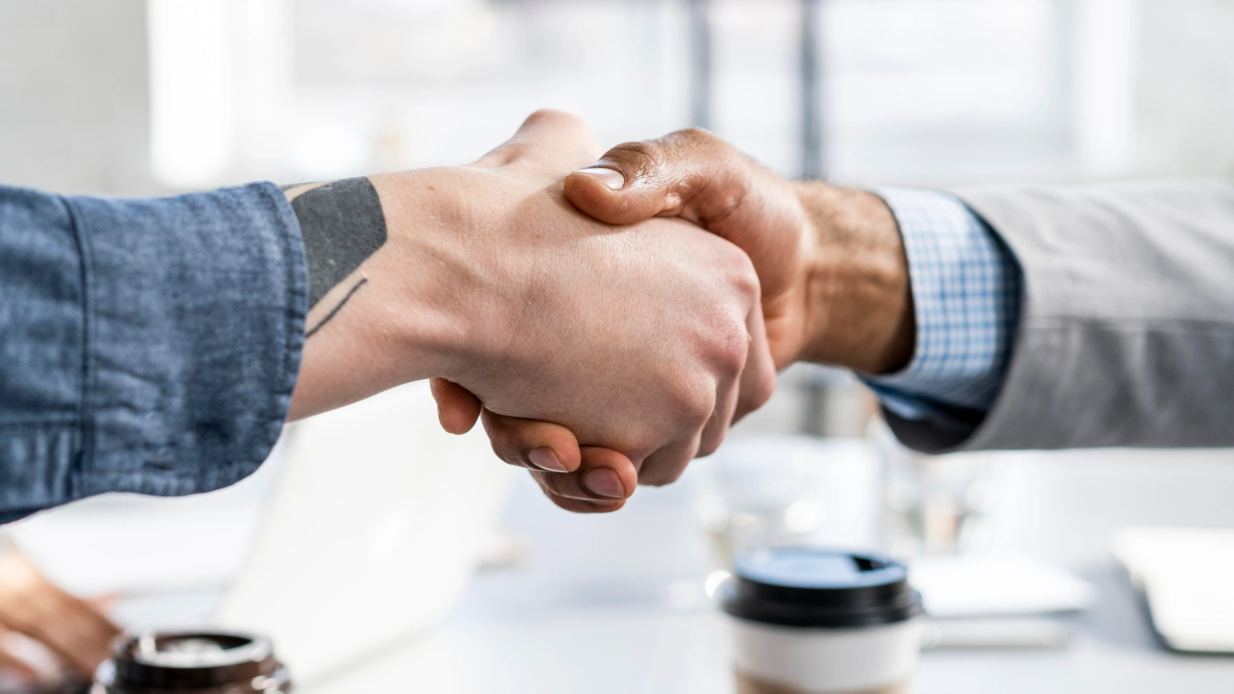 Guía Salarial Colombia 2025 con calculadora en COP para estimar cuánto gana un profesional con posgrado y evaluar el ROI de estudiar un MBA Virtual o Maestrías Virtuales 100% online