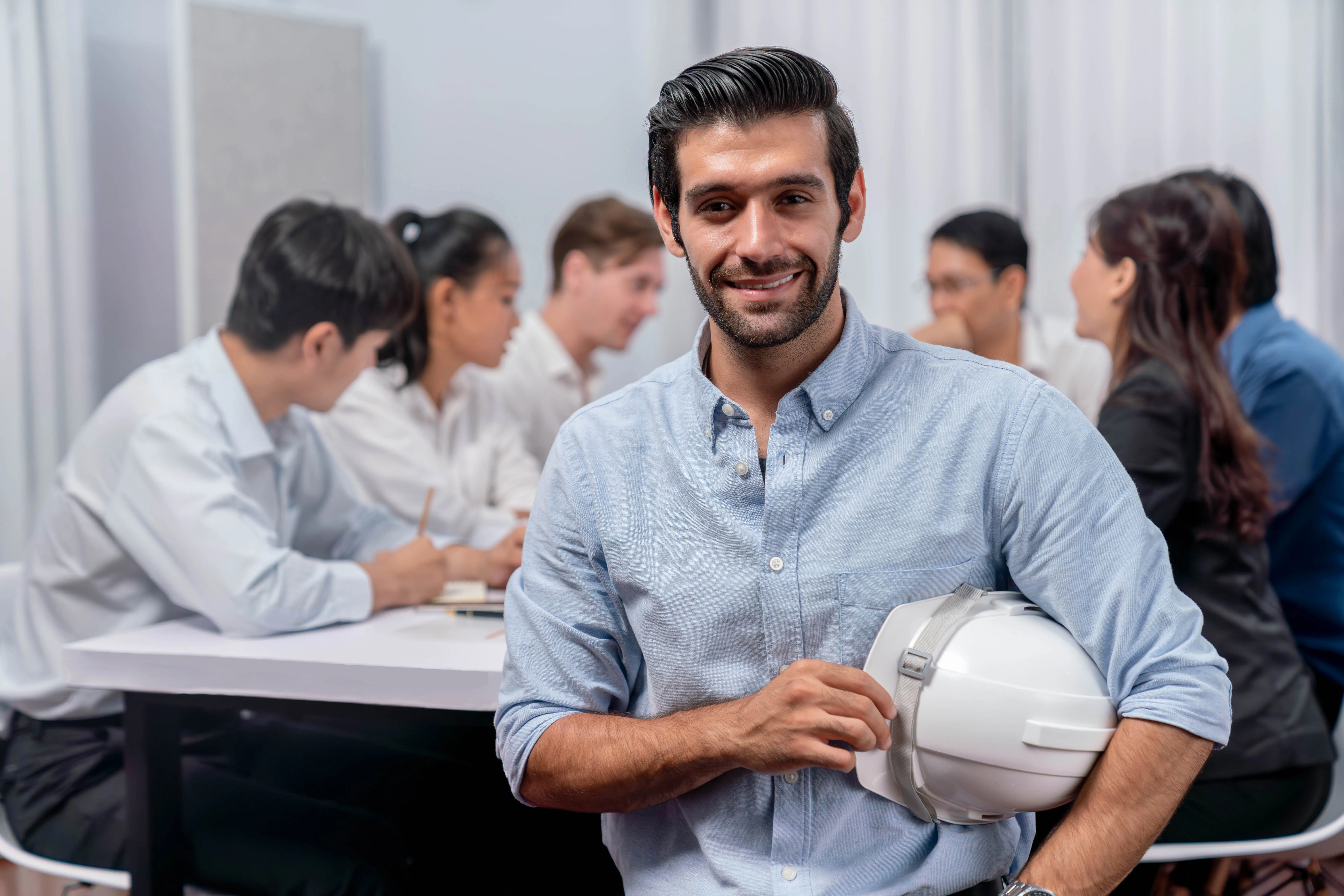 Ingeniero en Colombia calculando cuánto puede aumentar su salario al pasar a un cargo gerencial con formación directiva 100% online