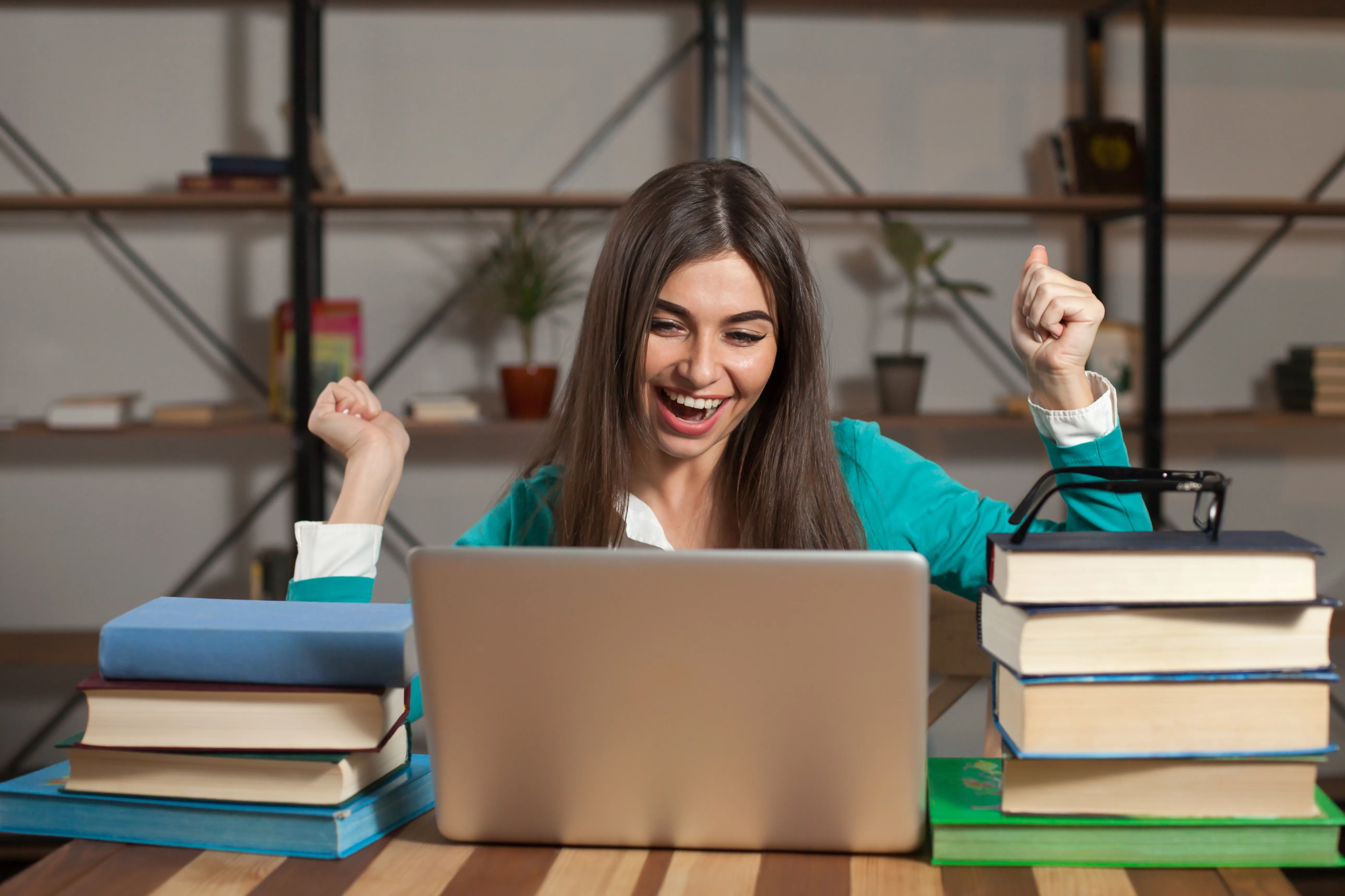 Profesional en Bogotá comparando maestrías virtuales 100% online para mejorar networking, visibilidad y proyección laboral con metodología EDUex