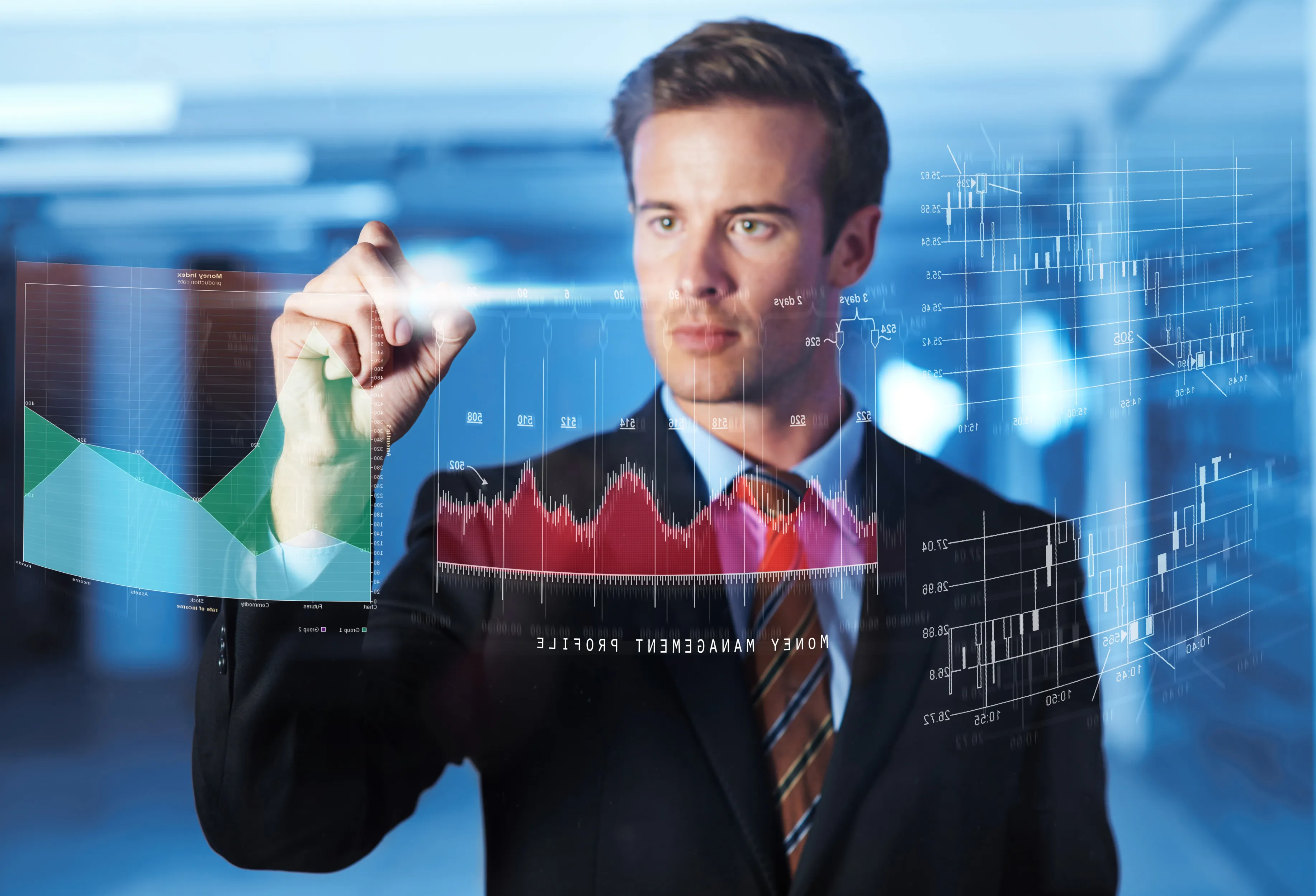 Profesional en Colombia comparando MBA General vs MBA con énfasis en Finanzas, Marketing y RRHH con un kit de decisión para elegir un MBA Virtual 100% online