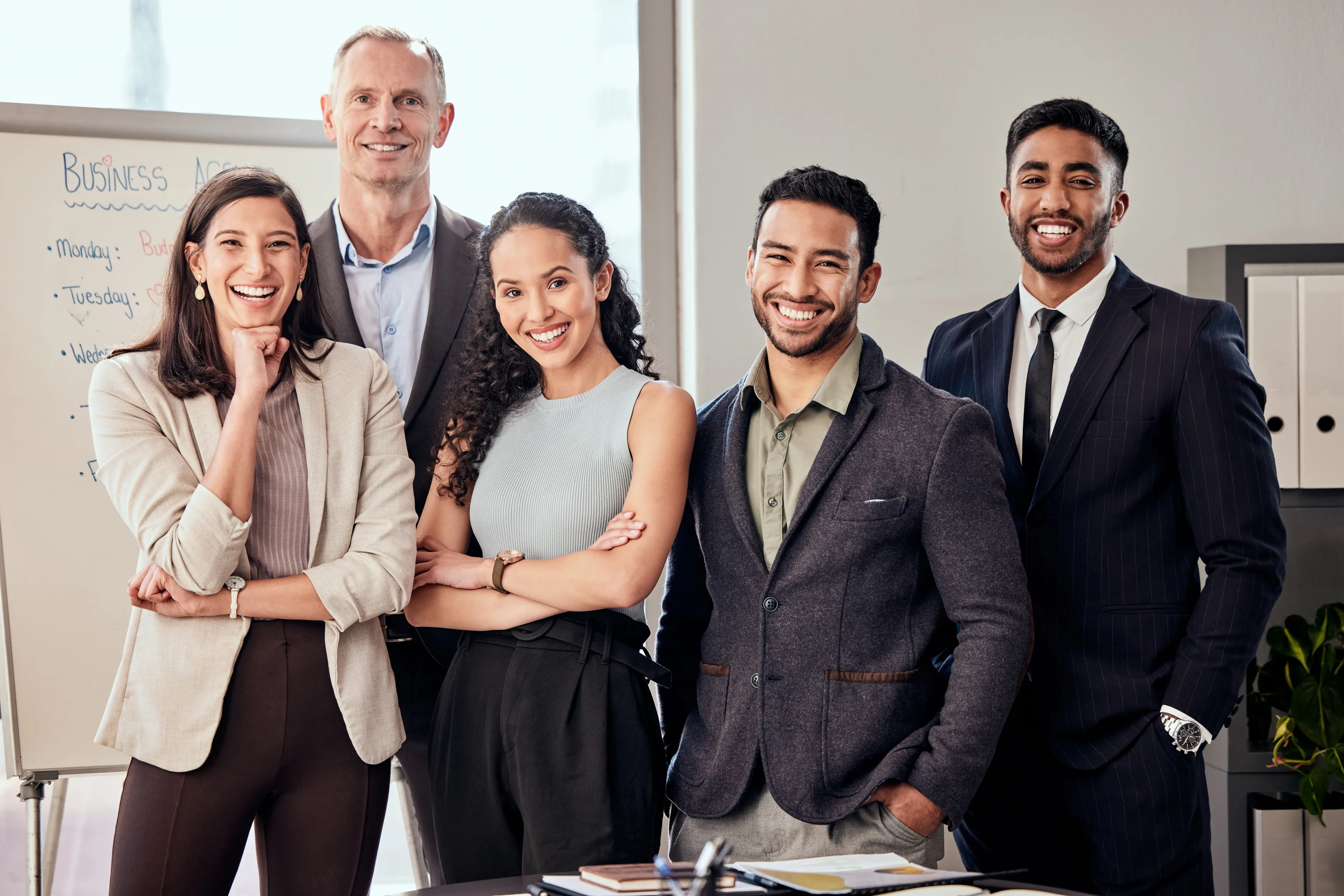 Profesional en Colombia revisando una calculadora ROI para elegir un MBA Virtual 100% online