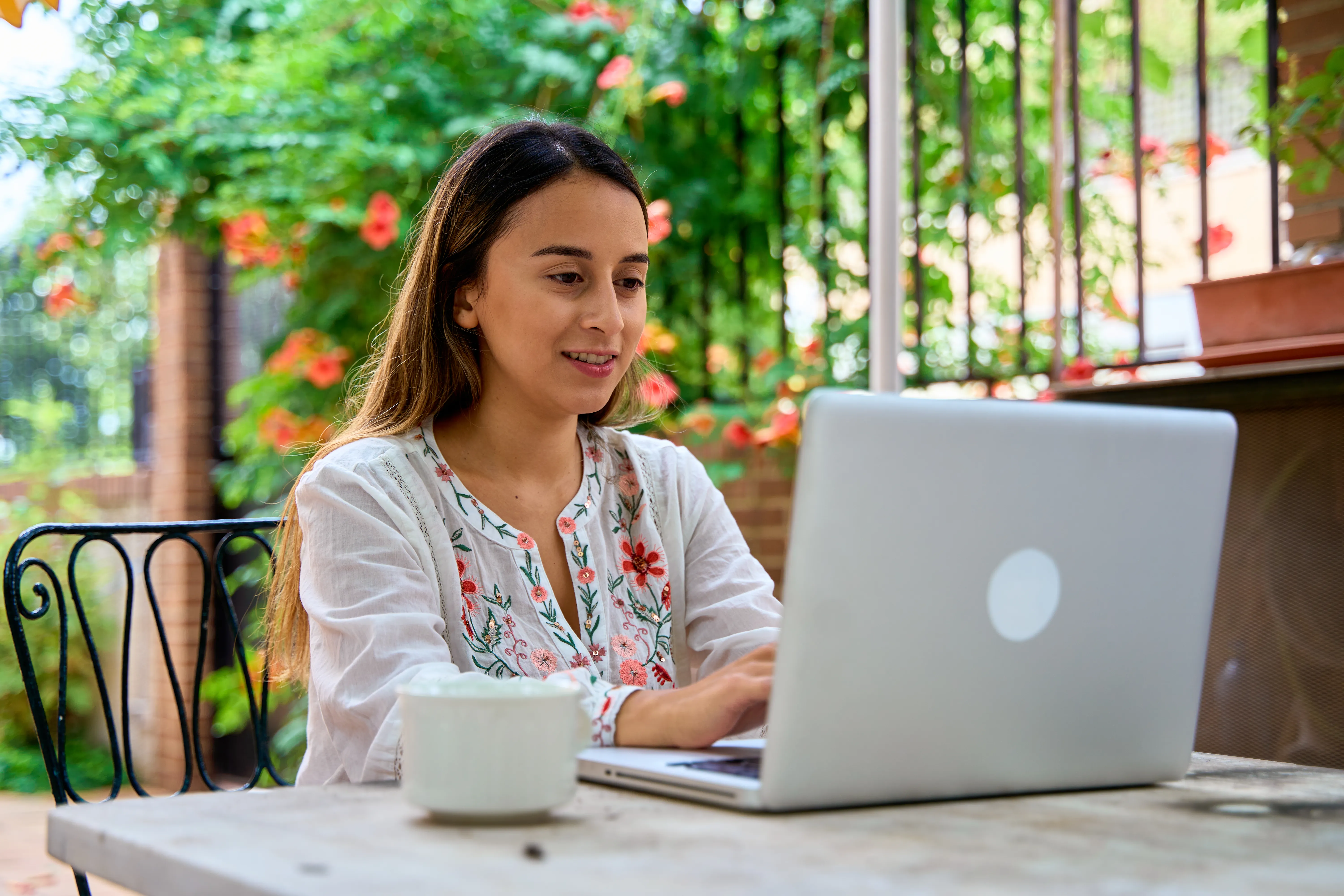 Profesional en Colombia comparando un MBA Online con una calculadora de ROI en COP, agenda semanal y plantilla de decisión para elegir un MBA Virtual 100% online
