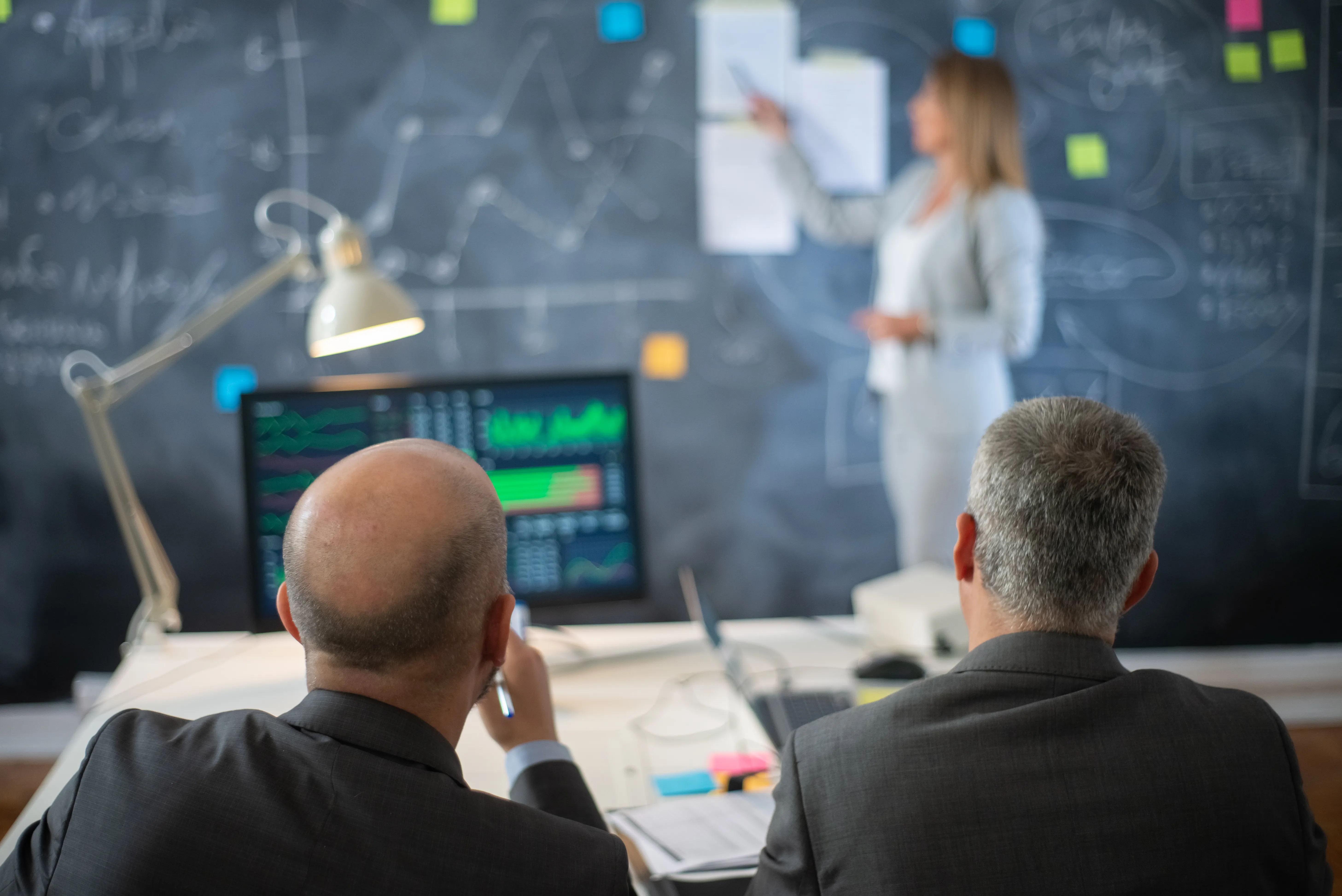 Profesional en Colombia comparando MBA Virtual y Maestría Virtual en Dirección de Proyectos con matriz de decisión y calculadora de ROI