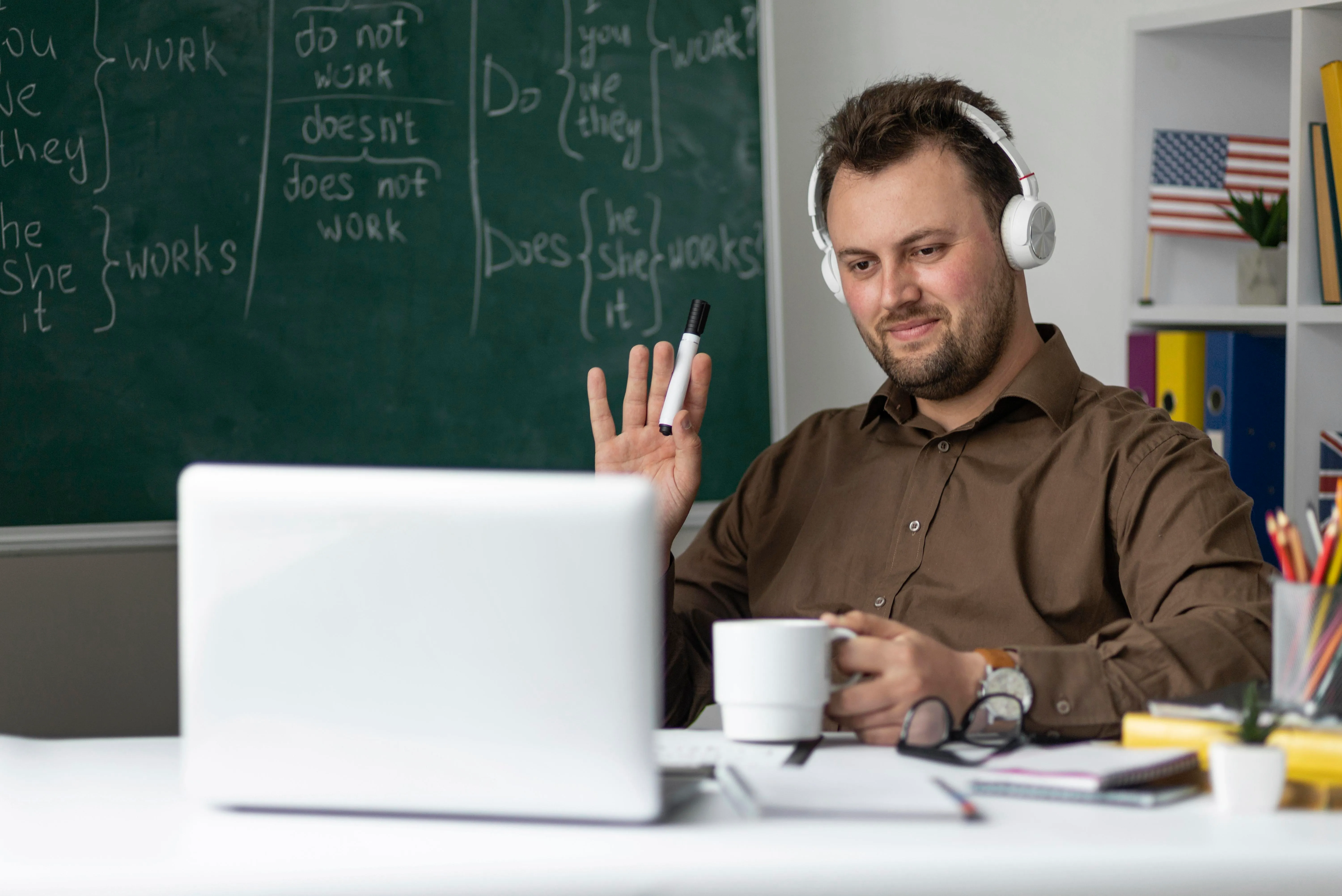 Ejecutivo ocupado organizando su semana con la metodología EDUex para estudiar una Maestría Virtual 100% online en Colombia
