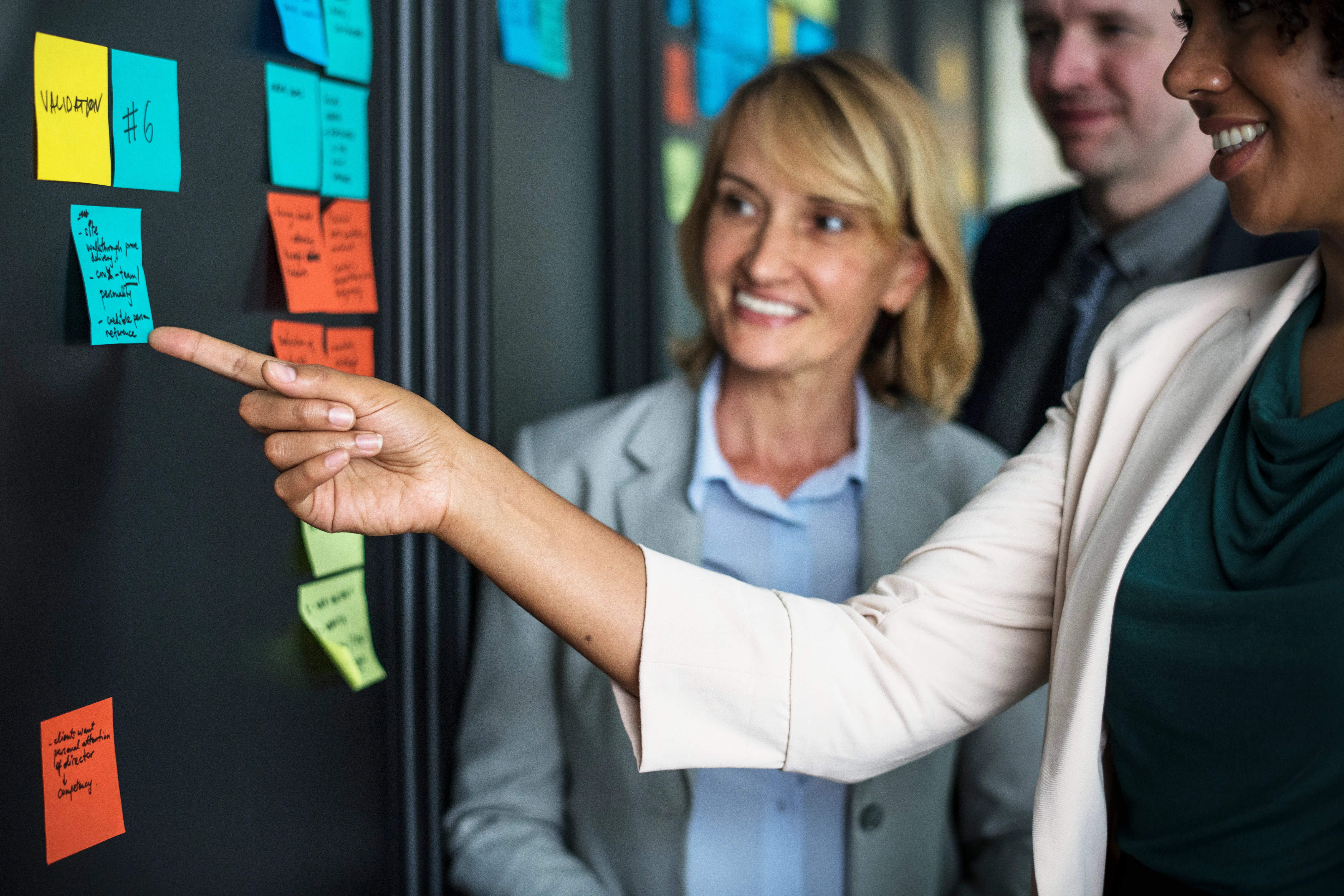 Metodologías ágiles aplicadas en gerencia con tablero Kanban, backlog ejecutivo y kit práctico para líderes en Colombia