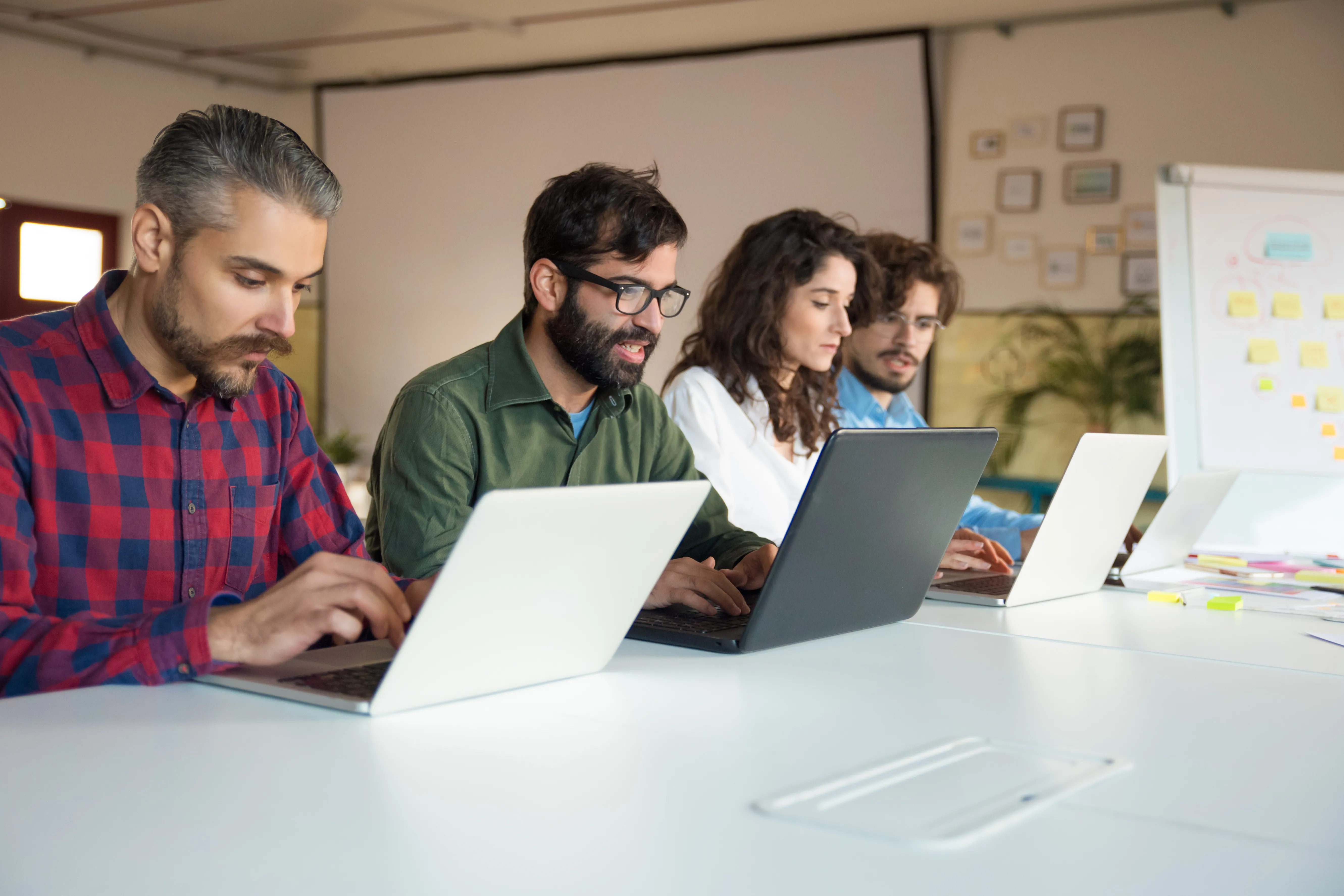 Profesional en Colombia estudiando 100% online mientras construye contactos profesionales desde su laptop