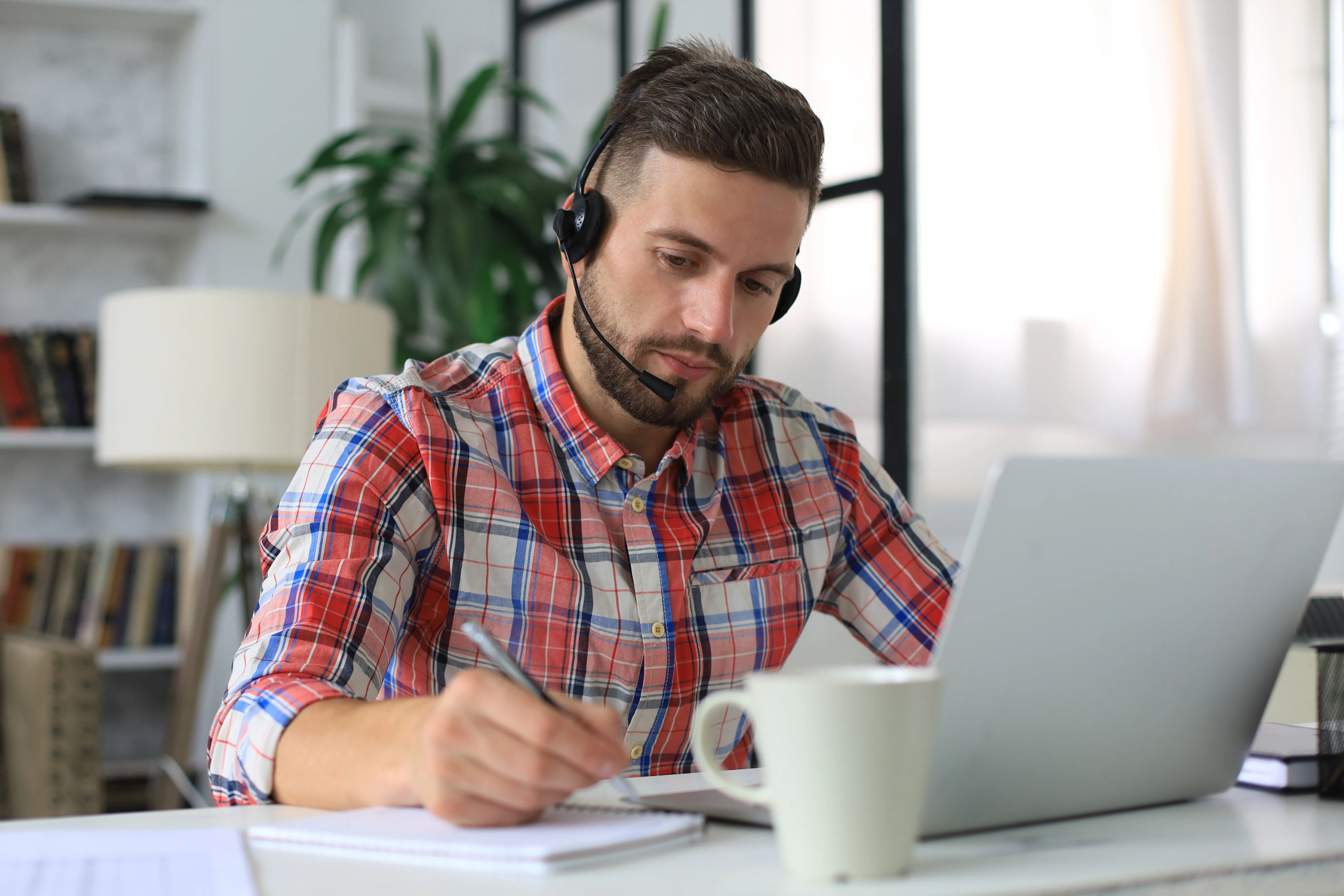 Profesional en Colombia comparando posgrados online y maestrías virtuales 100% online con calculadora ROI en COP y checklist de validez