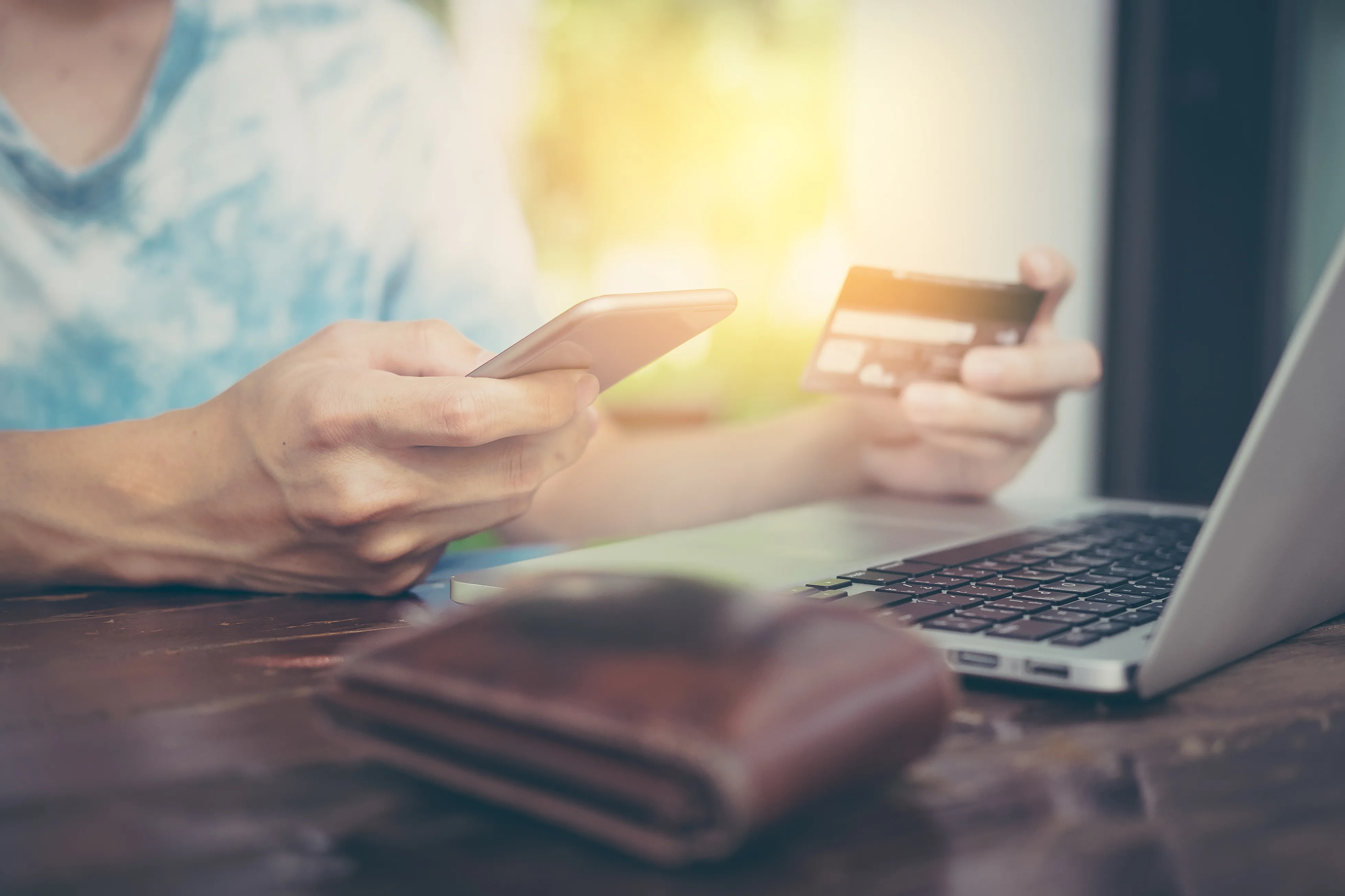 Calculadora en COP para comparar precios de maestrías online en Colombia con checklist de titulación y convalidación