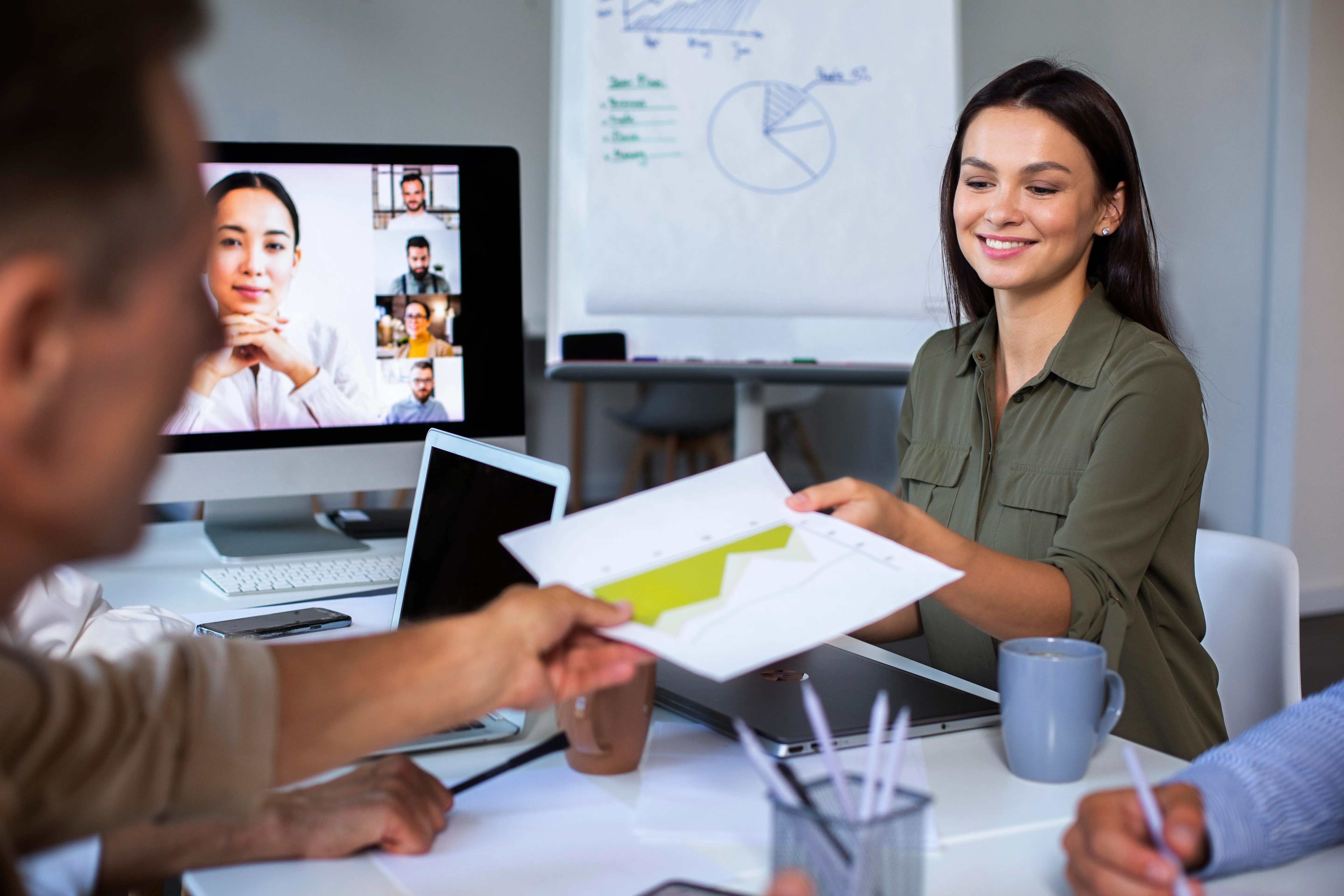 Profesionales en Colombia usando un kit de gestión empresarial y liderazgo con plantillas, KPIs y herramientas 100% online