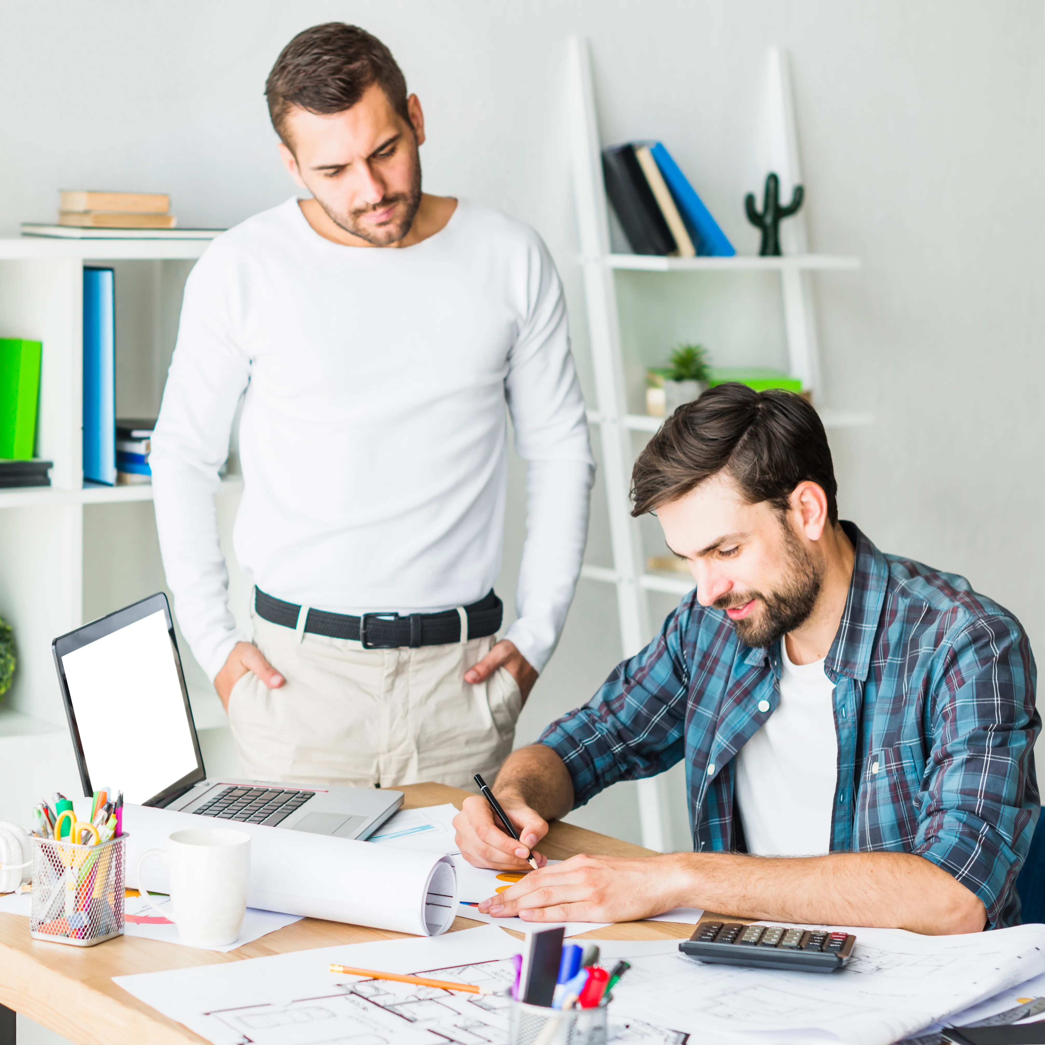 Calculadora salarial para Project Manager en Colombia con rangos junior y senior en COP y kit de negociación PMP