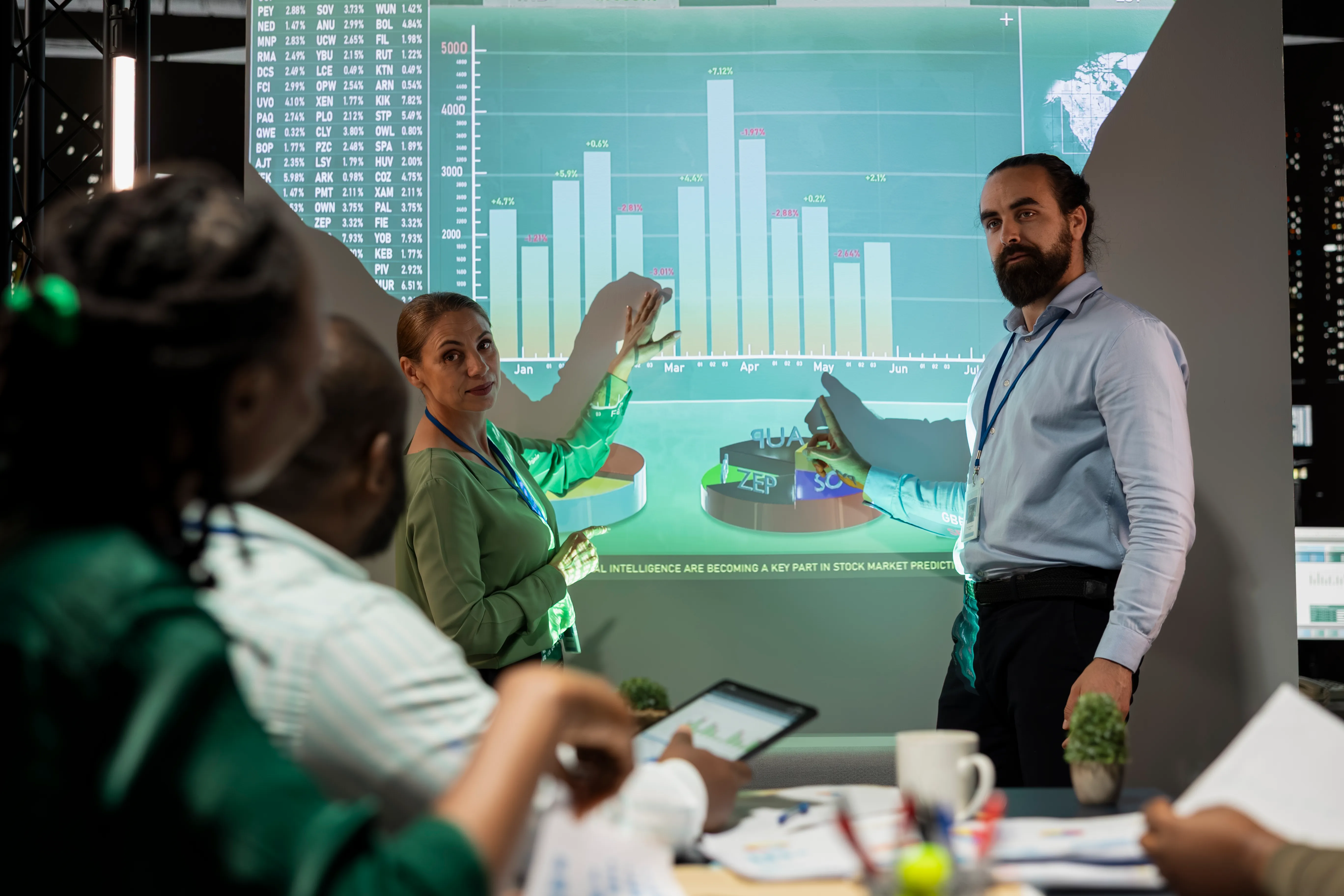 Profesional en Colombia usando un simulador de negocios para practicar decisiones de caja, precios e inventario sin arriesgar capital real